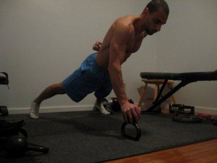 Single arm kettlebell push up